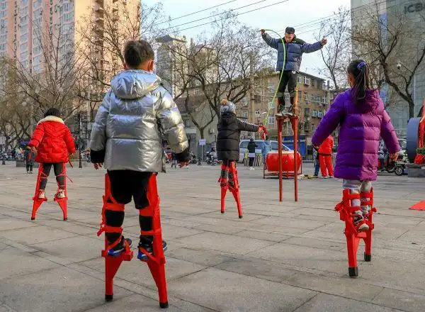 民俗技艺充满魅力 小朋友迷上踩高跷 - 海报新闻