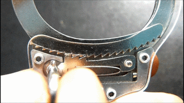 怪不得用尽蛮力也解不开原来手铐是这个原理