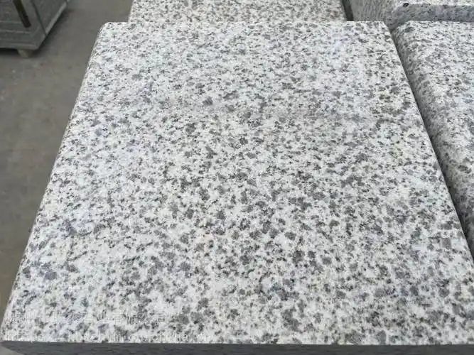 花岗石结构致密,质地坚硬,***,耐气候性好,可以在室外长期使用.