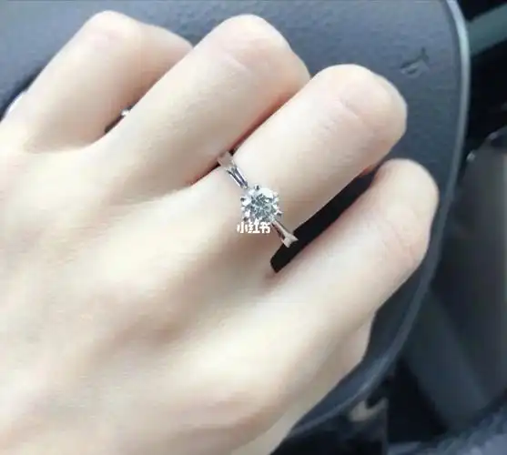 周大福经典六爪钻戒