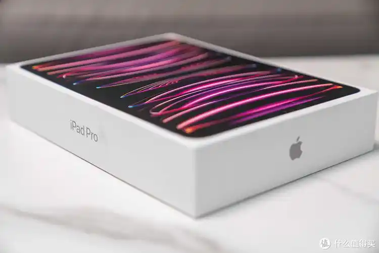 ipad pro 2022的包装盒,壁纸非常得炫酷
