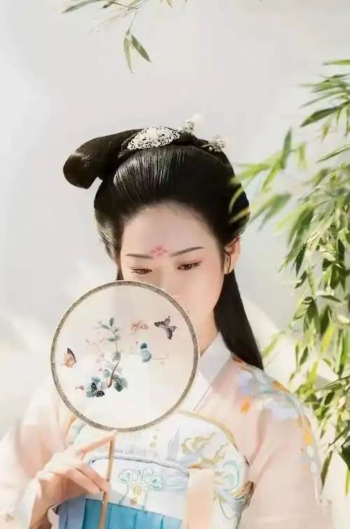 团扇美人诗词11首:桃花扇底桃花面,柳絮枝头柳絮风