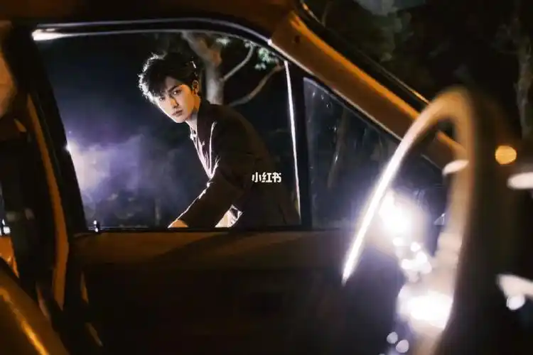 朱正廷金鸡奖复古车内造型