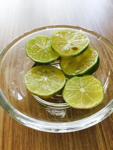 linda厨房:微酸微苦的青柠檬水