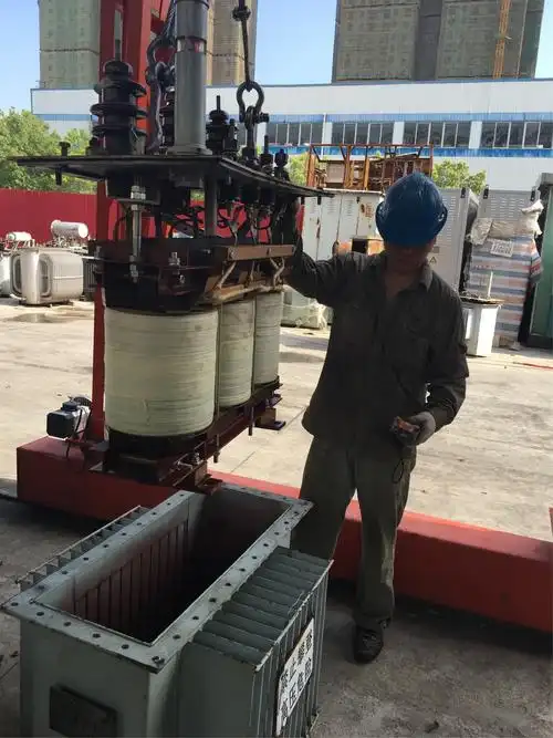 变压器公司"迎峰度夏,团结一致"拆解废旧变压器