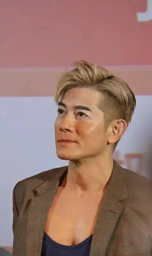 58岁郭富城近照曝光!染金发眼神浑浊,胸前有斑点被质疑是老年斑