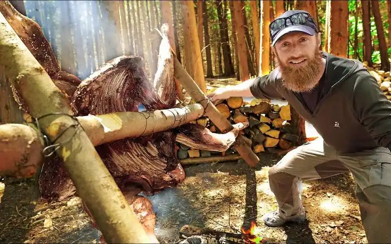 【胡子打野】p28原始烤整鹿,在户外打野和烹饪,野外生活探索自然.