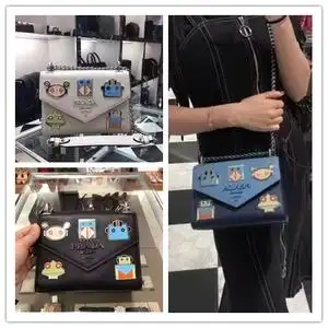 prada/普拉达新款小方包卡通机器人徽章单肩包斜挎包牛皮链条女包