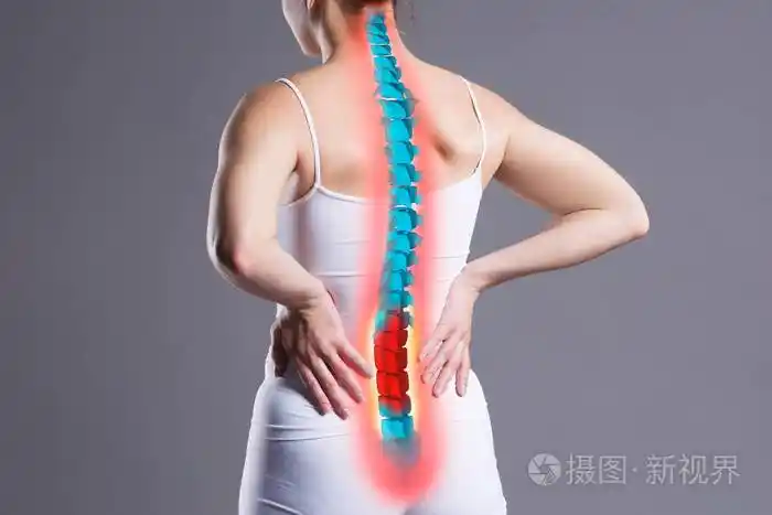 脊椎疼痛女性背痛在灰色背景背部受伤照片与突出的骨架