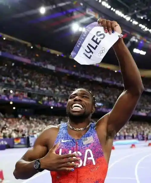 冠军被他剥夺!字母哥力挺!布克不服!