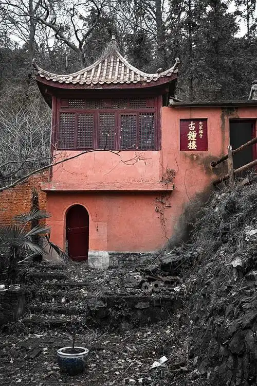 一座隐于南京深山密林之中的神秘寺庙