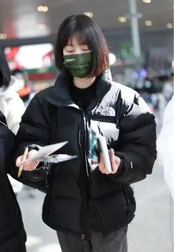 李溪芮一身棉衣走在机场纯黑搭配很低调但仍有时尚感