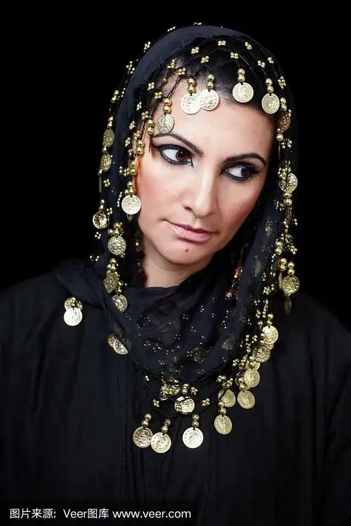 美丽的中东穆斯林女人陷入了沉思