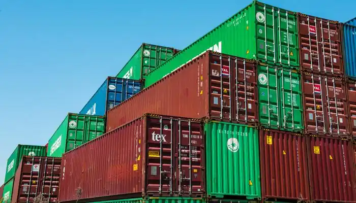 普通集装箱,也称干货集装箱,它以装运件杂货为主,通常用来装运日用品