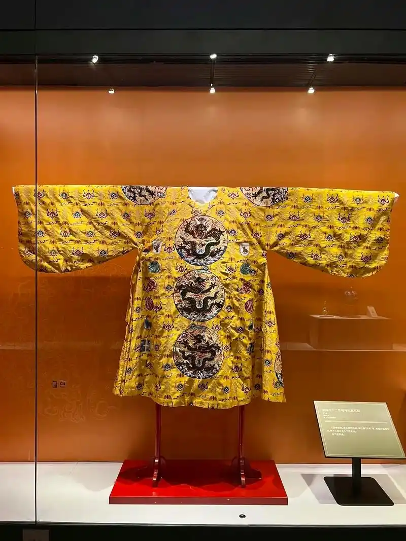 明 万历缂丝十二章龙袍(一寸缂丝一寸金)历时13年打造明 万 - 抖音