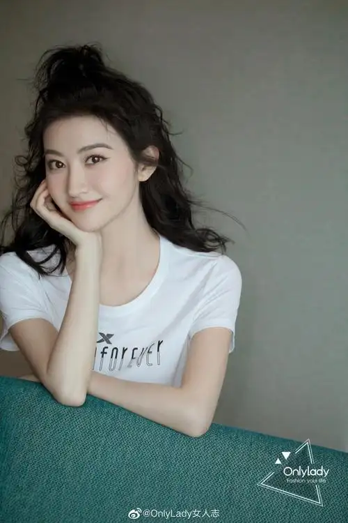 景甜 一身运动装出席某品牌广州活动