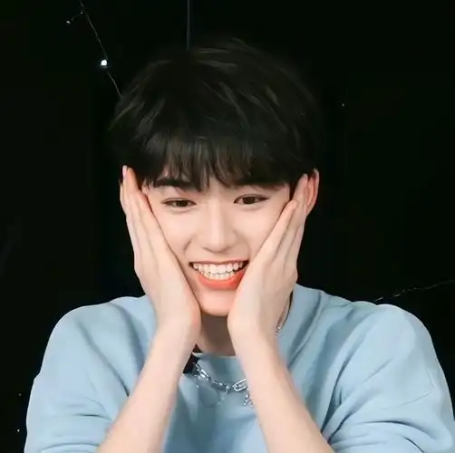 小猪如果有手机支架我就能看到双手捧脸版本了#宋亚轩被吓到的反应#.