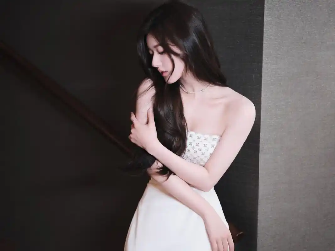 赵露思白色抹胸裙,香肩锁骨,纤美动人