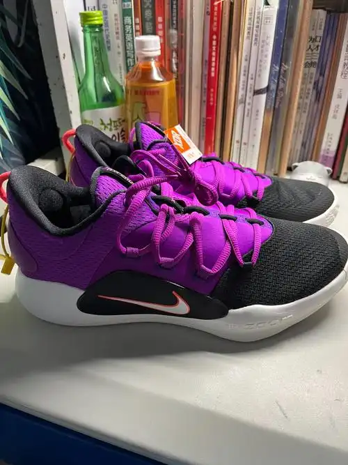 耐克篮球鞋紫色配色很酷,上脚好看,有气垫,上脚舒适