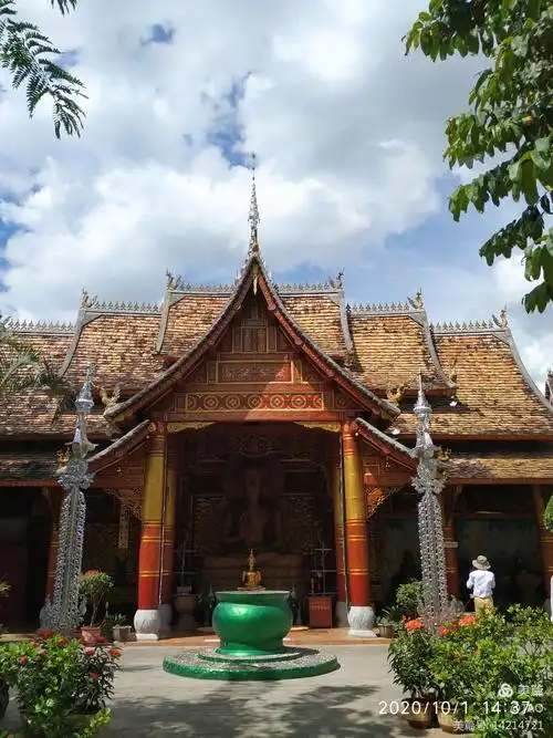 傣族园里有多个村寨,曼春满佛寺是其中一个村寨的佛寺.