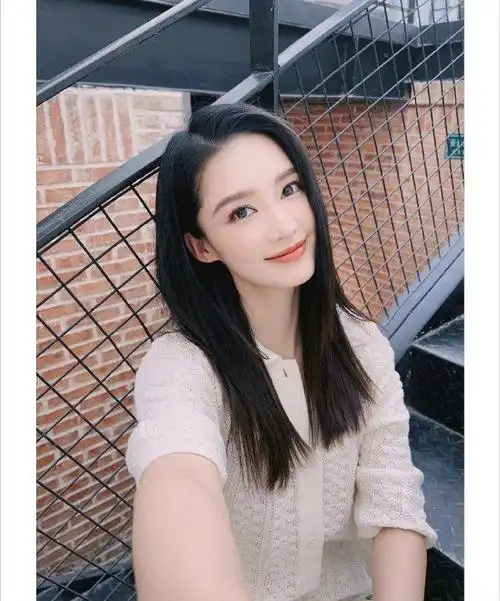 李沁自拍照更新笑得好温柔啊多发爱看