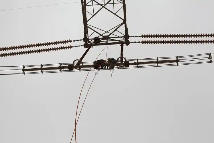 增强引流线的抗风"砝码",安装重锤片.