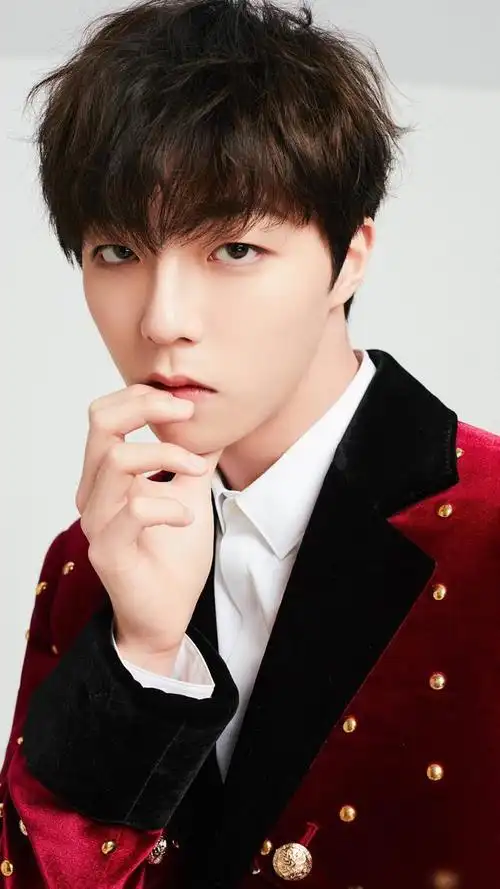 歌手陈立农,笑眼弯弯的可爱男孩,请看帅气写真照吧