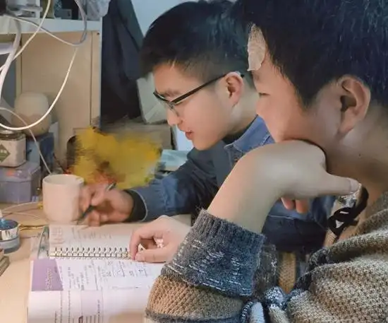 学霸就位,朋辈互助 杭州一所大学开展"同桌计划"