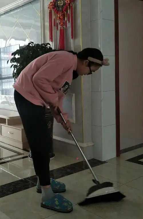 照片集锦描述与说明放假期间在家帮父母扫地,搞卫生单位家庭时间2019
