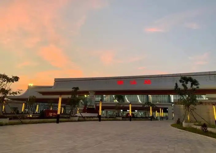 潮州站是普通列车停靠的车站,位于潮州市枫溪区新风路安揭路问题四