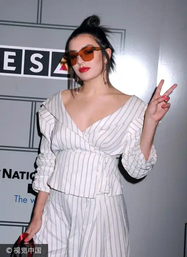 "洗茶妹"查莉露大片胸脯春光无限性感朱唇微张比耶显反差萌