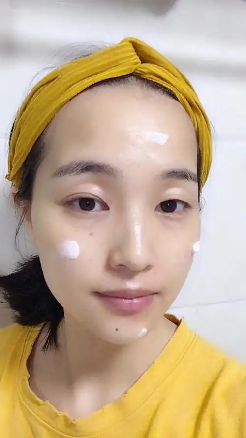 走完护肤流程一定要涂面霜,锁住水分保护营养不流失,不然再贵的护肤品