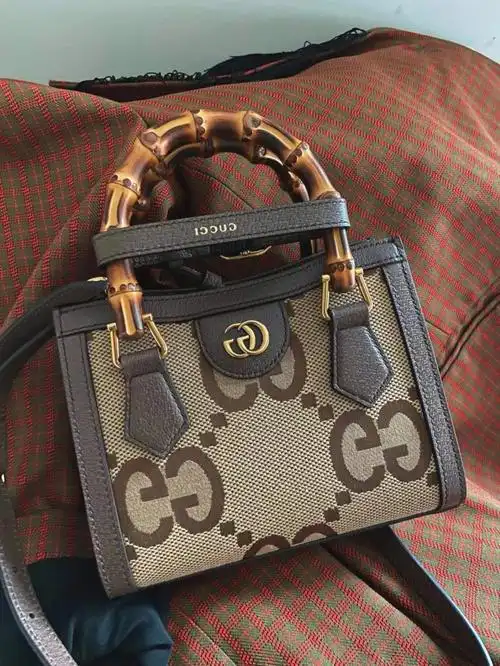 千变万变不变的是对gucci竹节包的钟爱