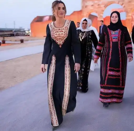 约旦国王一家四口齐亮相53岁王后穿碎花裙好少女两位王子超帅