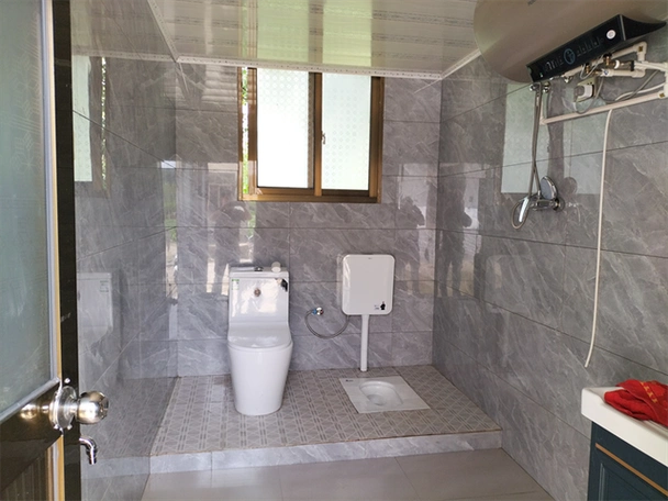 热水器,洗漱台,毛巾架应有尽有,一点也不比城市里的卫生间差