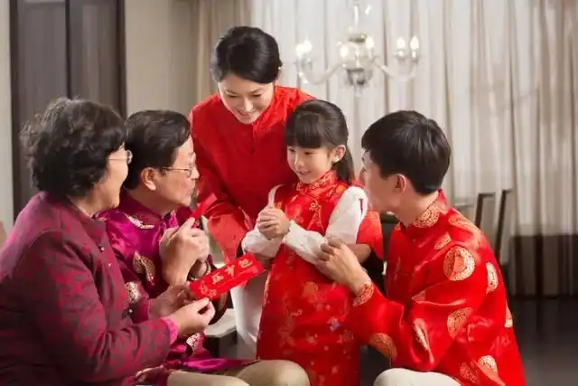 亲戚给女儿500元红包,可她家2个娃我咋给?宝妈机智化解被夸赞