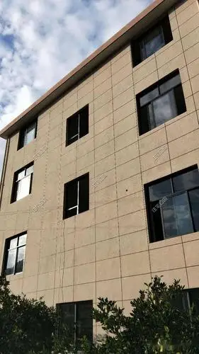 7,喷涂面漆,待真石漆墙面完全硬化24小时候即可喷涂面漆,增强其防水性