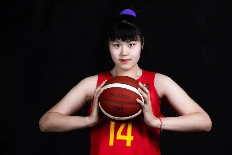 组图:女篮亚洲杯官方写真 李月汝秀可爱一面