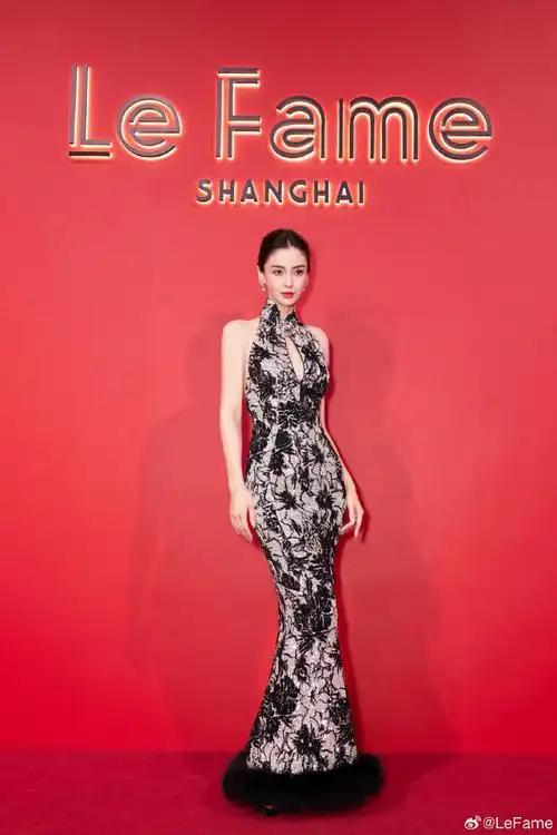 星光@angelababy身着le fame 24秋冬高级定制珠片刺绣新中式礼服裙