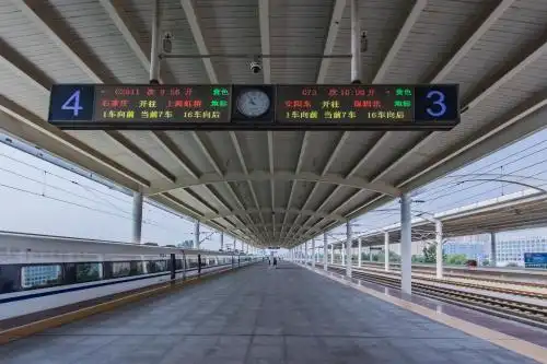 中国河南省鹤壁市高铁火车东站月台建筑