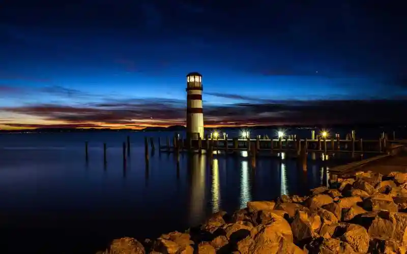 夜晚静静的海边灯塔高清壁纸