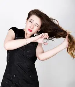 女性理发师试图用剪刀剪你自己的头发特写短剪的头发秃顶的雄头昆虫