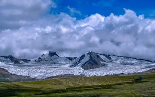 唐古拉山千年的风霜,抚摸着天边的冰雪,融化的是心灵.