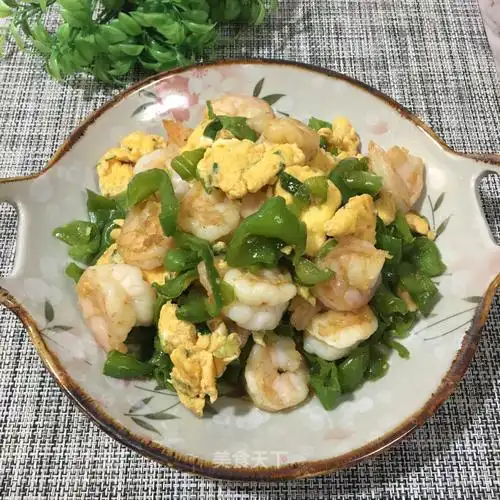 鸡蛋青椒炒虾仁的做法【图文】_家常菜_美食城