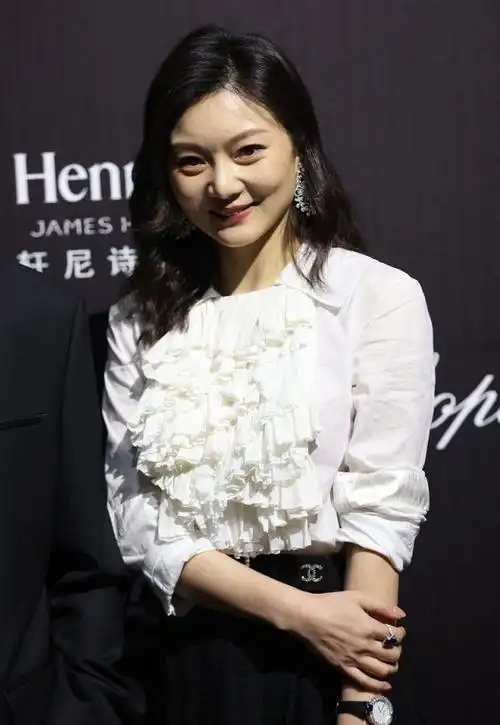 原创陈婷越来越成熟衬衫配不规则半身裙气质不输00后谋女郎