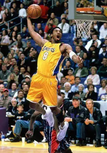 2001年11月12日,科比用扣篮绝杀火箭,最终的比分是98-96.