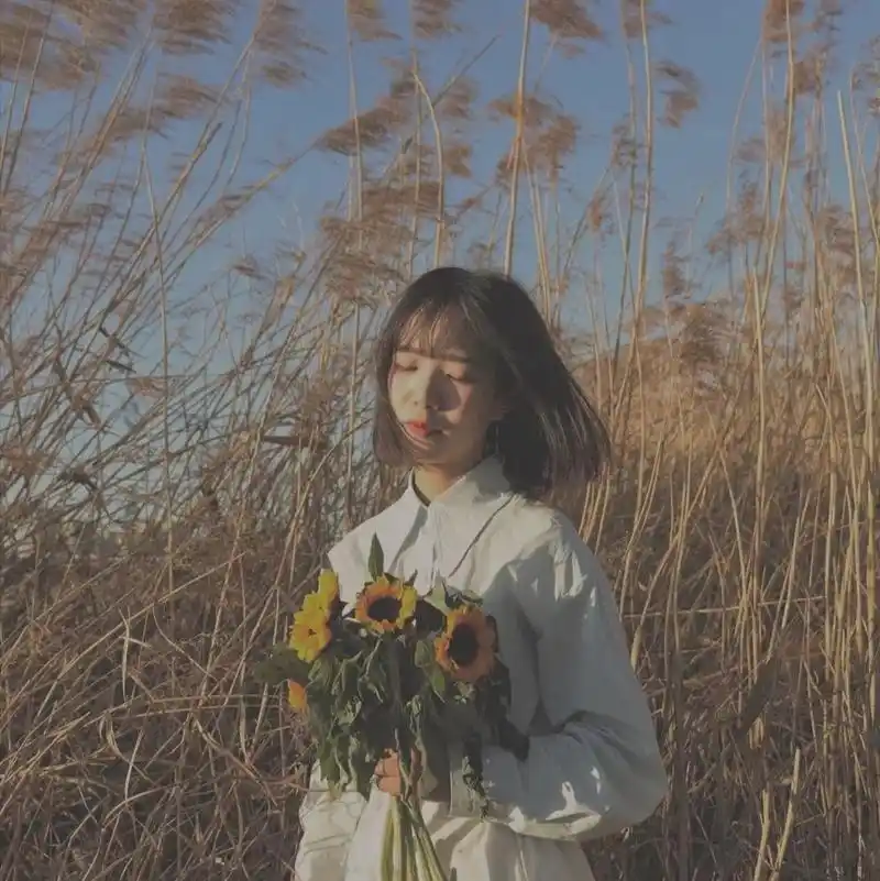 ins风捧花女生高清头像