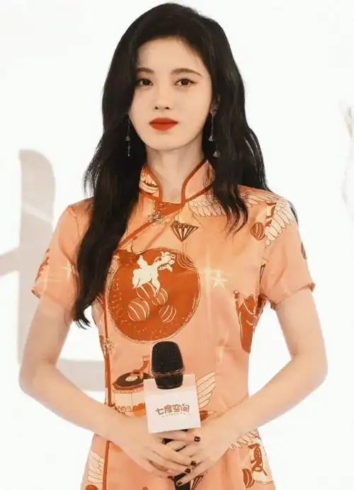 很喜欢鞠婧祎这组照片,穿旗袍气质惊艳,长发披肩温婉可人