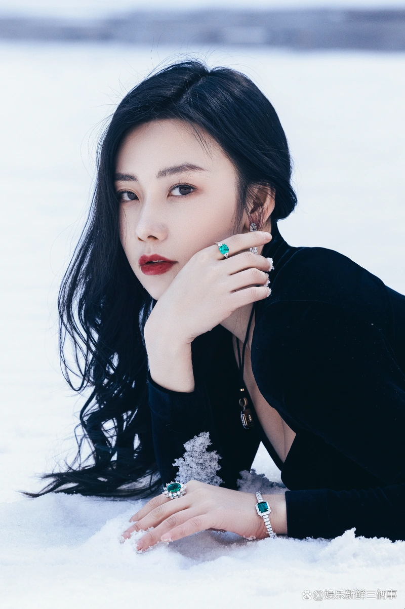 95后娱乐圈新晋小花孙若淇冬日绝美写真,女人味十足