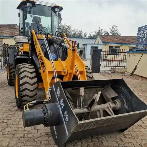 在混凝土搅拌机使用中,切勿使砂石落入机器运转部分中去,以免使运转